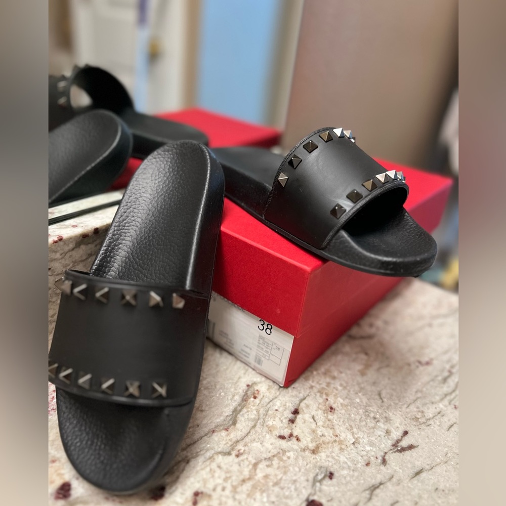 Description
• Valentino Rubber Slides 38
• Black